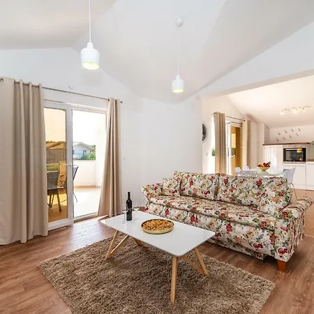 Zozzy Apartament Posedarje